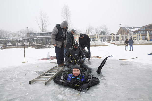 ВЕЖБЕ РОНИЛАЦА: Живот буја испод залеђеног језера 